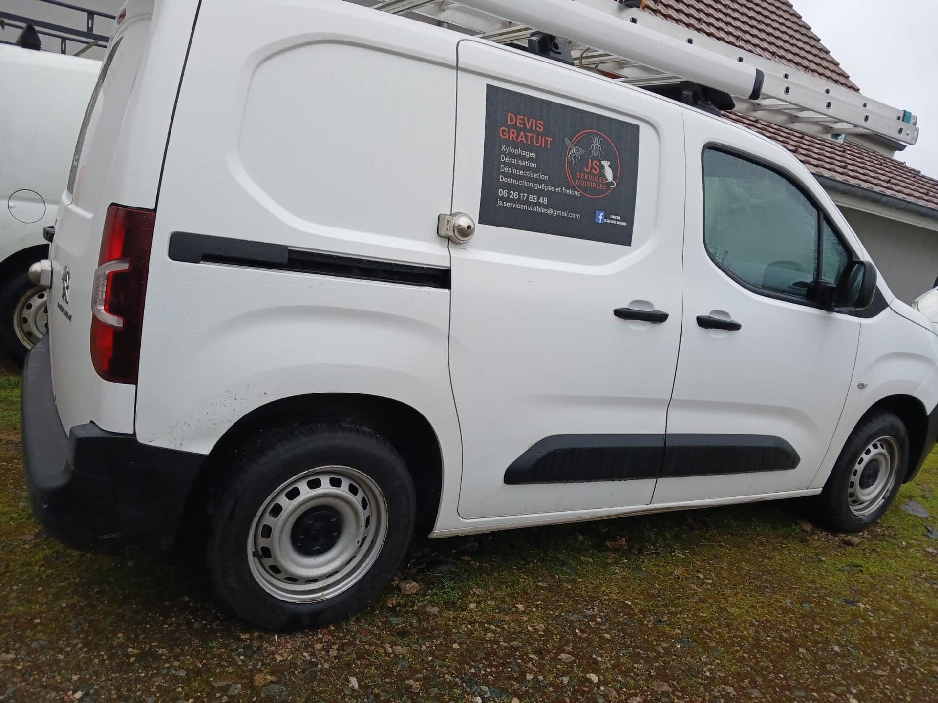 Technicien JS Services Nuisibles en intervention anti-nuisibles