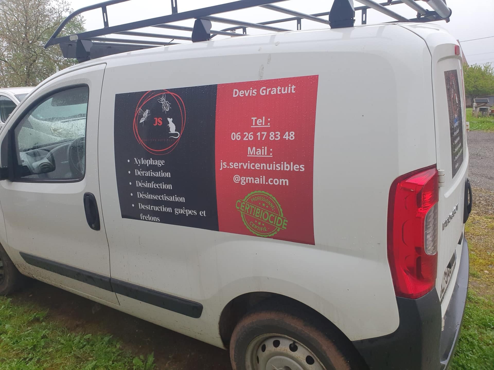 Véhicule d'intervention de JS Services Nuisibles